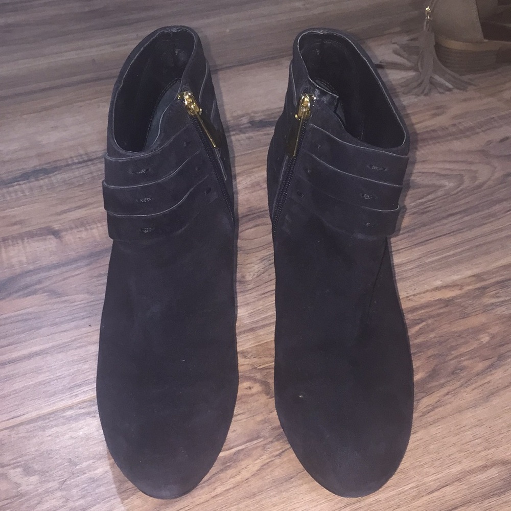 ❣️Price Firm❣️Guess black suede booties w gold 💛 - Picture 2 of 6